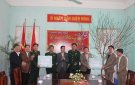 Đồng chí: Đinh Tiên Phong - Chủ tịch Hội CCB tỉnh đi thăm tặng quà dộng viên cán bộ chiến sỹ đồn Biên phòng yên Khương.